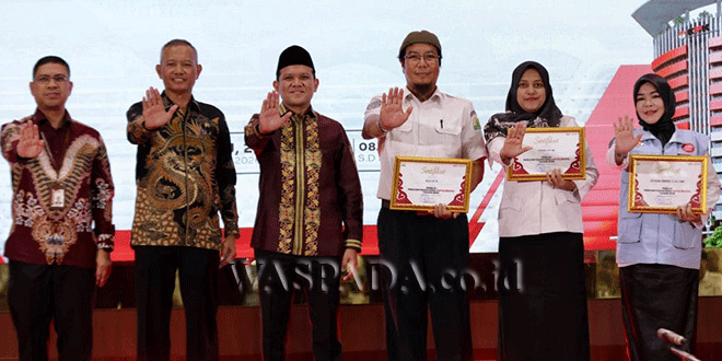 Wagub Aceh dan Wakil Ketua KPK menyerahkan penghargaan Desa Antikorupsi kepada perwakilan desa di Banda Aceh