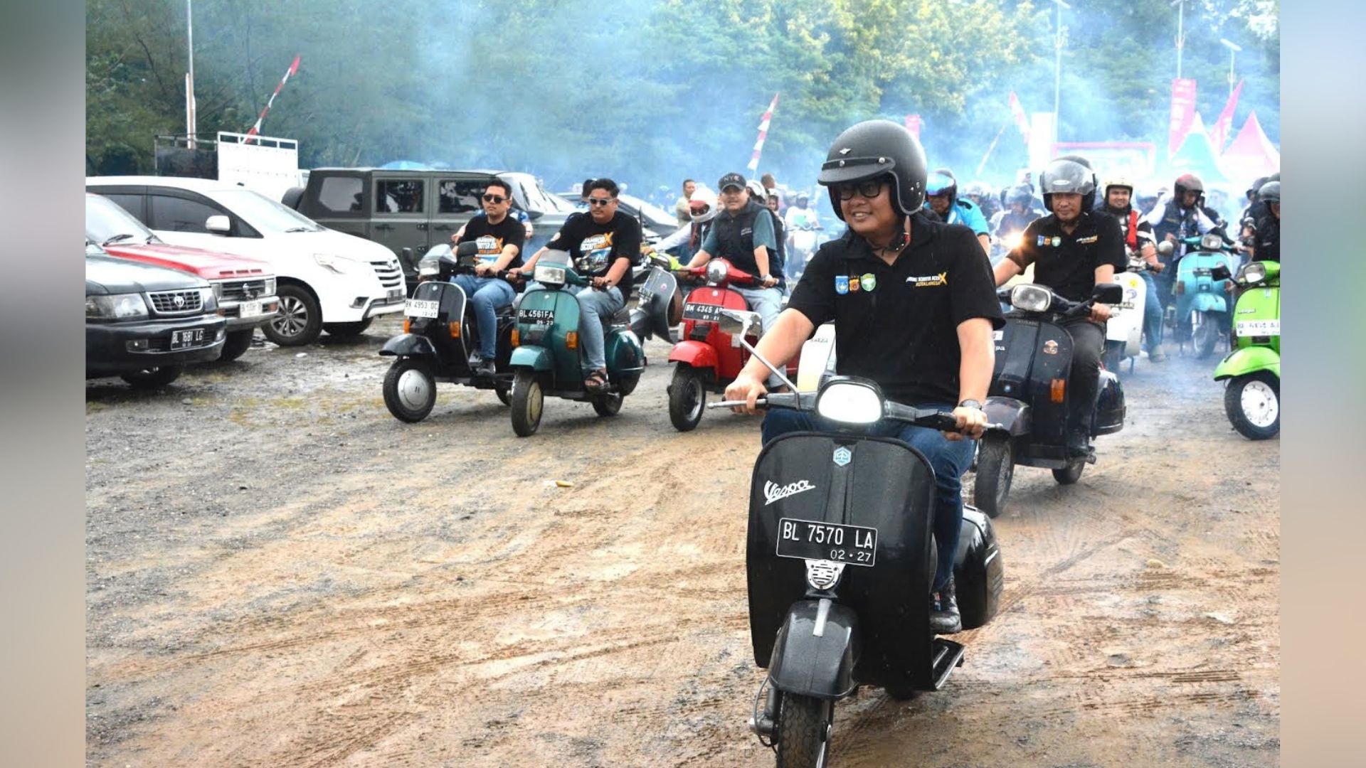 Ratusan scooterist melakukan rolling thunder saat Jambore Scooter Aceh ke-X di Langsa