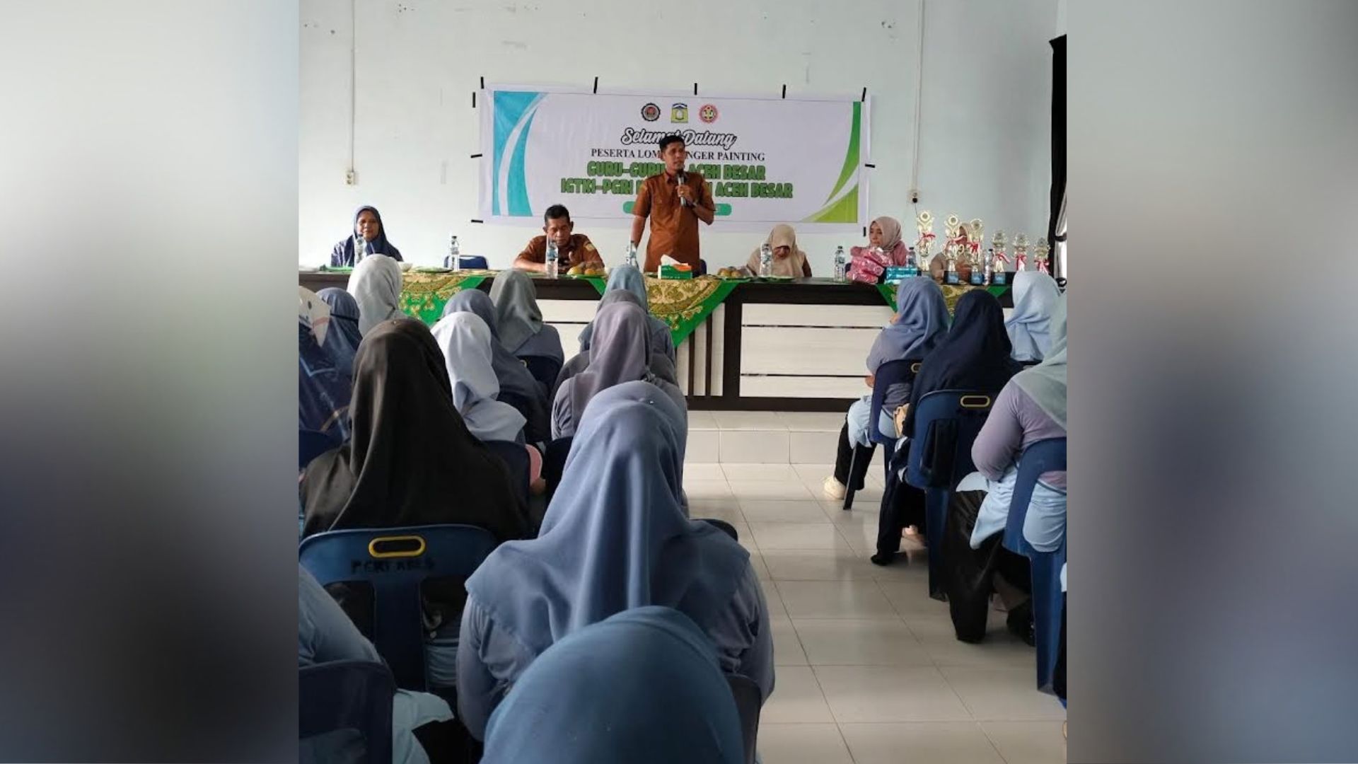 Guru PAUD mengikuti lomba finger painting di Aula PGRI Aceh Besar