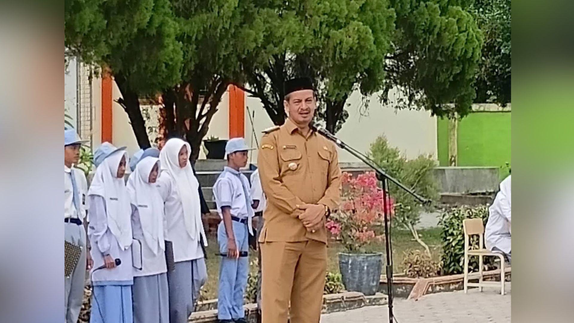 Camat Kuta Baro memberi arahan saat upacara di SMAN 1 Kuta Baro