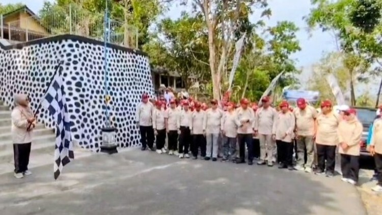 Peserta napak tilas Ngunut–Parang menempuh rute 15 km di Magetan
