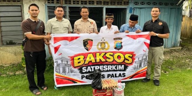 Personel Reskrim Polres Padanglawas menyerahkan paket sembako di Desa Janji Lobi Lima