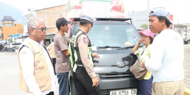 Razia pajak kendaraan di Simpang Empat HKBP Bolon Pangururan, Samosir