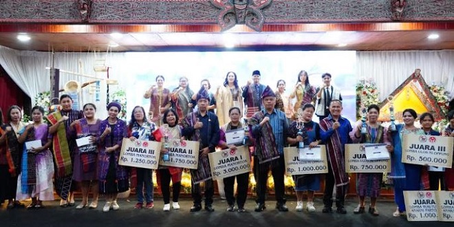 Parade ulos dan peragaan busana ulos pada perayaan Hari Ulos di Tarutung