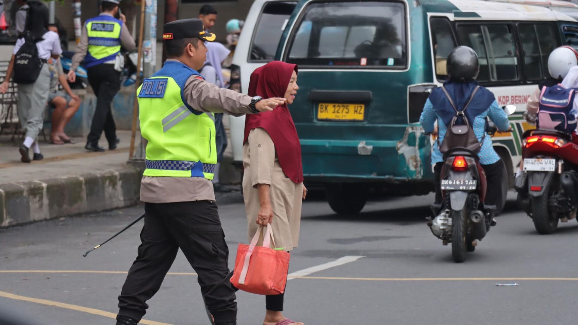 Polisi mengatur lalu lintas pagi di Simpang BRI Pematangsiantar