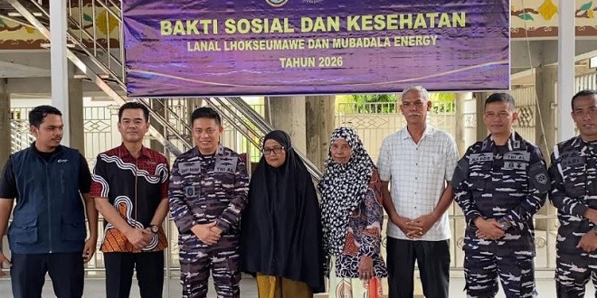 Petugas memberikan pemeriksaan kesehatan dan membagikan sembako di Blang Naleung Mameh
