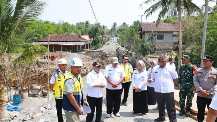 Bupati Blitar meninjau lokasi perbaikan jalan dan rencana pembangunan jembatan di pesisir selatan
