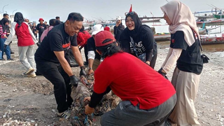 Peserta aksi bersih-bersih pantai Kenjeran saat Merah Muda Fest Surabaya