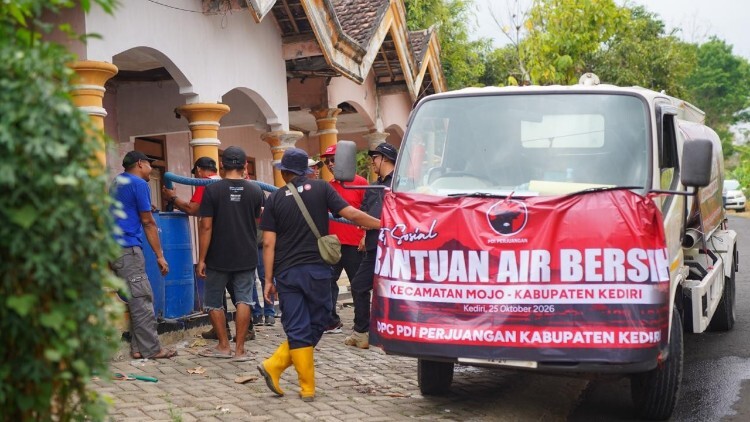Truk tangki menyalurkan air bersih ke tandon warga Desa Ponggok, Kediri