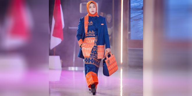 Ketua dan Wakil Ketua Dekranasda Aceh Besar berbusana songket di Meuseuraya Festival
