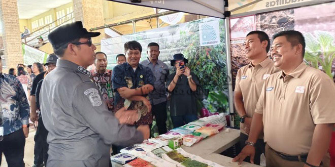 Bupati Tapanuli Utara mengunjungi stand UMKM dan pameran pertanian di Gedung Serbaguna Tarutung