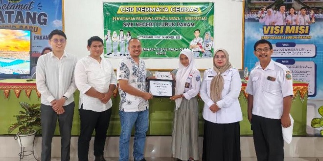 Siswa SMKN 1 Lubukpakam menerima beasiswa dari PT Permata Hijau Palm Oleo