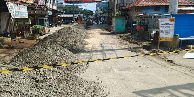 Pengerjaan pengaspalan jalan di Kota Idi Aceh Timur pasca banjir