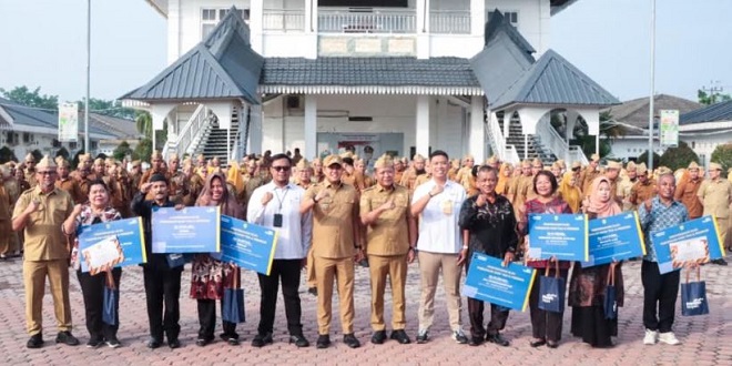 Wabup Sergai pimpin apel ASN dan beri penghargaan pensiun