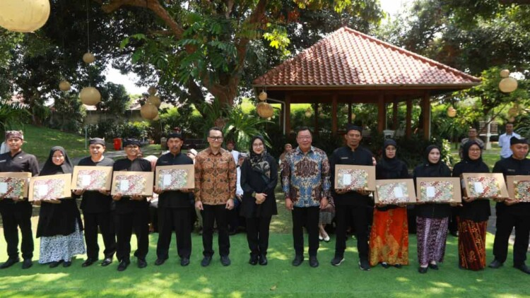 Bupati Banyuwangi dan perwakilan Astra menandatangani kerja sama pendidikan di Pendopo Sabha Swagata Blambangan