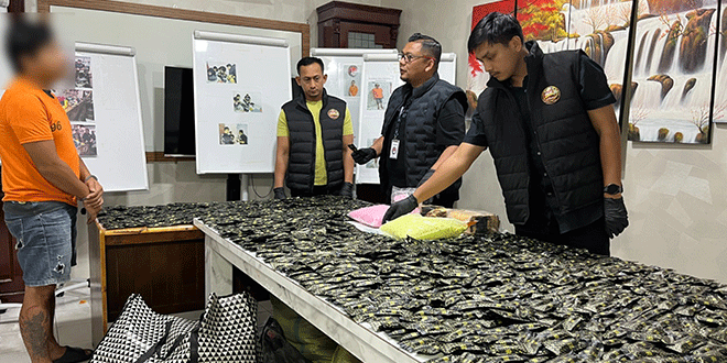 Petugas mengamankan barang bukti narkoba di gudang pengolahan pinang
