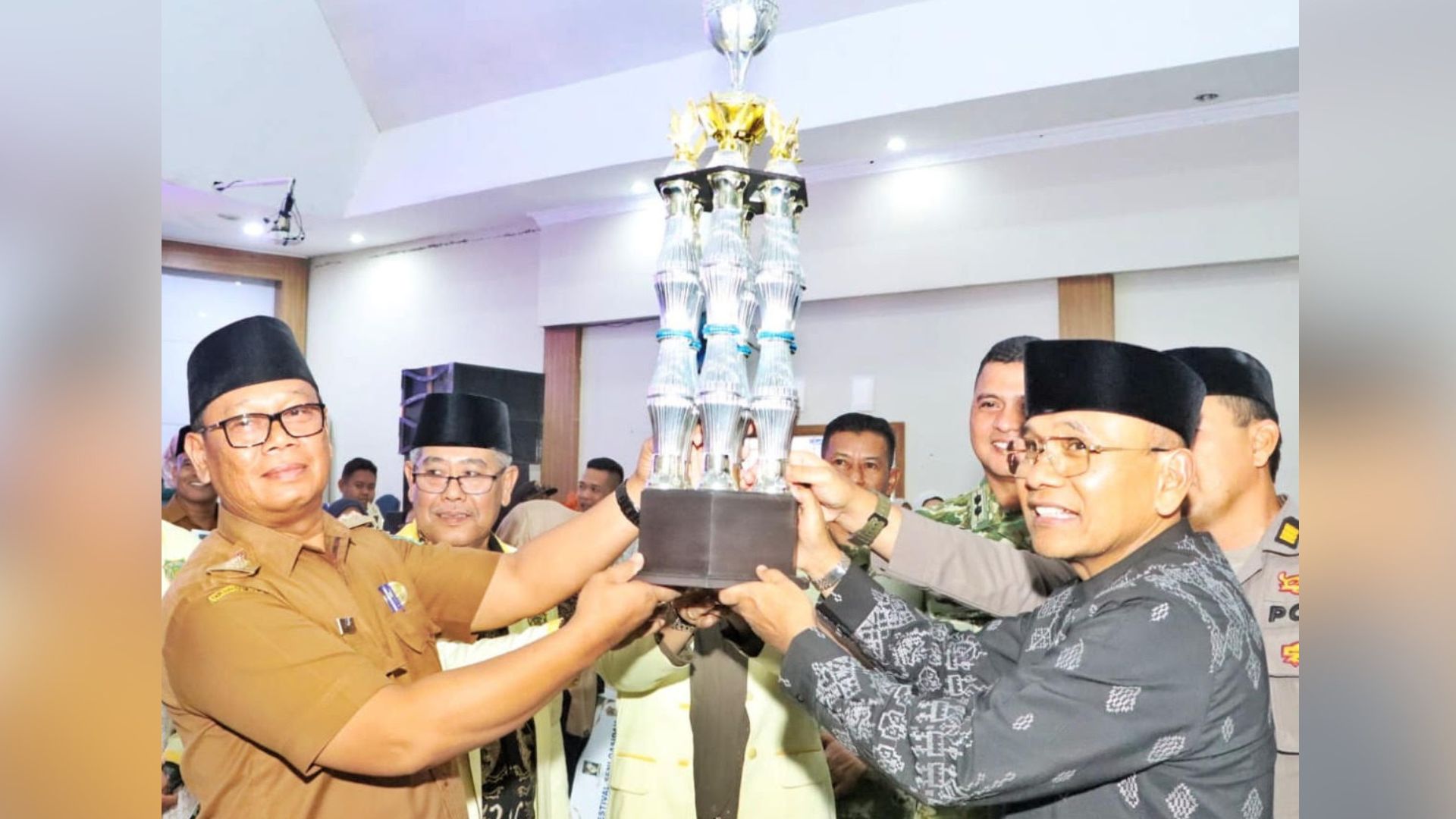 Bupati Anton Saragih menyerahkan piala bergilir kepada kontingen juara terbaik 1