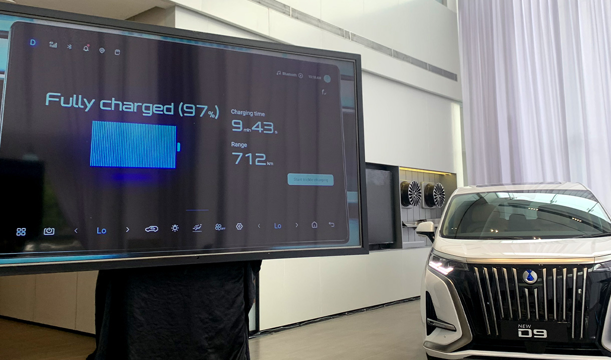 Ilustrasi Flash Charging BYD: mobil listrik terhubung ke stasiun pengisian cepat