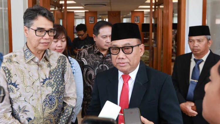 Dermaga Pelabuhan Ketapang dan antrean kendaraan di area terminal