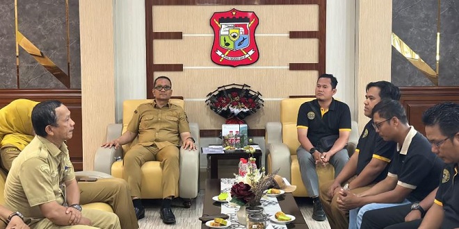 Kontingen INORGA Airsoft Brotherhood Unity Kota Tanjungbalai bertemu Wakil Wali Kota di ruang kerja