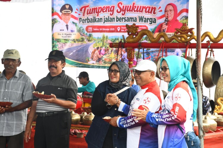 Warga merayakan tasyakuran perbaikan jalan di Dusun Kuwut, Desa Kemloko