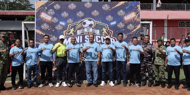Bupati Asahan membuka Turnamen Mini Soccer di Stadion Mutiara Kisaran dengan tendangan pertama simbolis