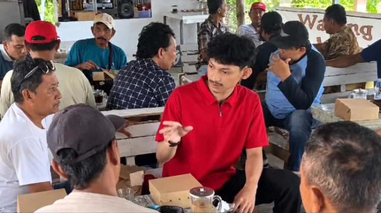 Dimas Pratama berdialog dengan petani di Kecamatan Ngunut, Tulungagung