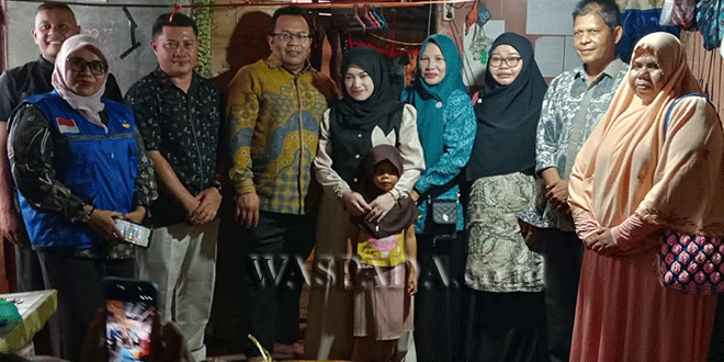 Wali Kota Sabang menyerahkan bantuan kepada Siti Rohamah di Gampong Kuta Timu