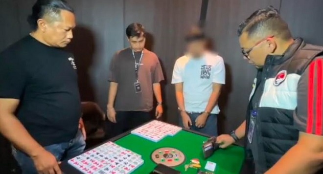 Petugas mengamankan barang bukti vape dan melakukan penggerebekan di tempat hiburan malam