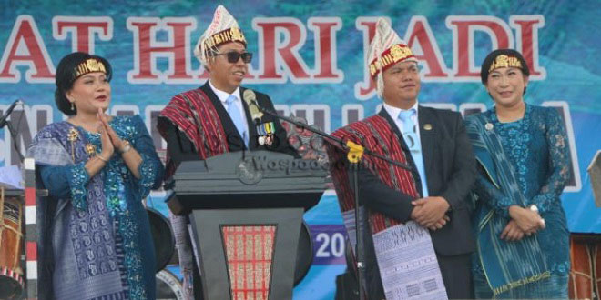 Bupati dan Wakil Bupati menerima defile dari 15 kecamatan menampilkan hasil bumi dan produk khas daerah