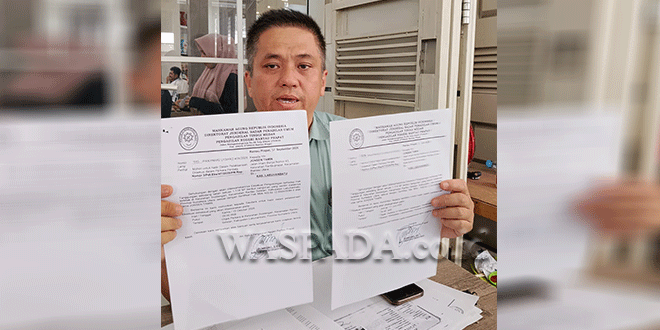 Pemenang lelang menunjukkan sertifikat tanah di Rantauprapat