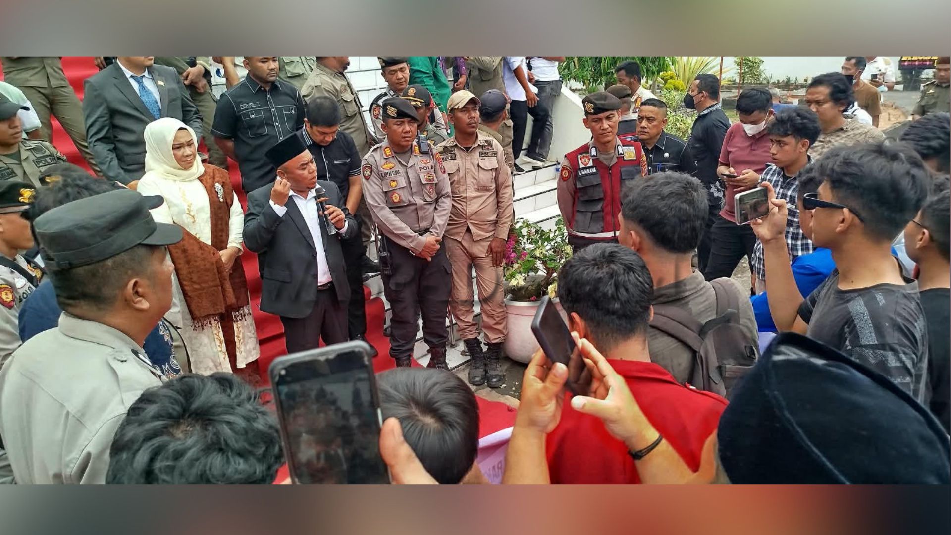 Mahasiswa berunjuk rasa di depan Kantor DPRD Labuhanbatu menuntut jawaban dari Bupati Maya Hasmita
