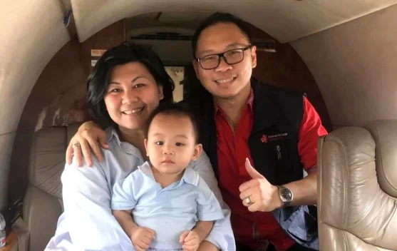 Tim Flying Doctor Indonesia menyiapkan evakuasi pasien dengan peralatan medis dan pendamping perawat