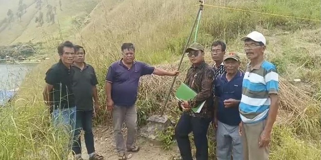 Patok beton sebagai penanda batas yang ditunjukkan keluarga Sidebang di Desa Silalahi III