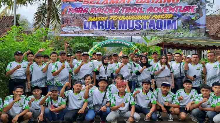 Rombongan rider motor trail melintas perbukitan Trenggalek sambil menggalang bakti sosial untuk masjid