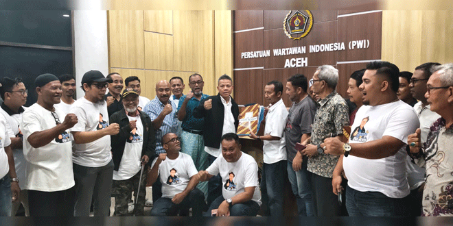 Sayuti Achmad menyerahkan berkas pendaftaran di Kantor PWI Aceh