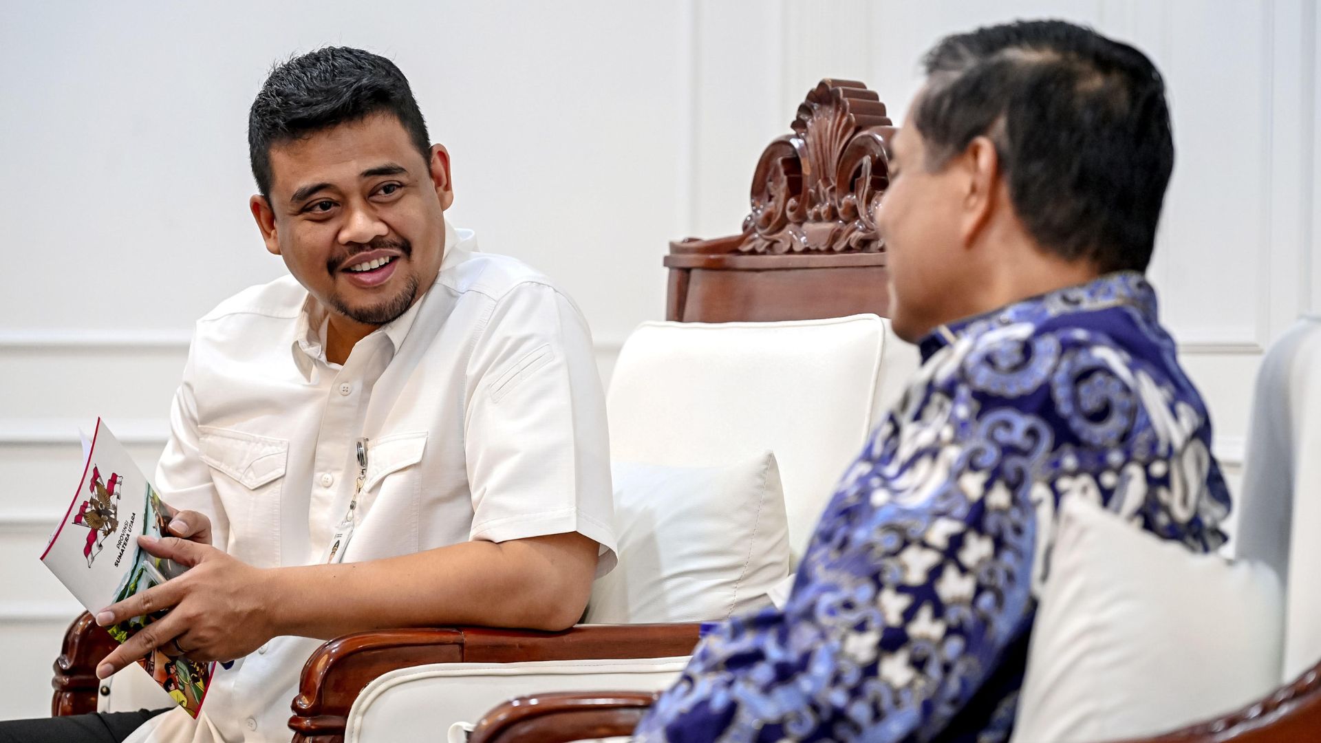 Gubernur Sumatera Utara Bobby Nasution saat menerima Rektor IPDN Halilul Khairi di ruang kerja Medan