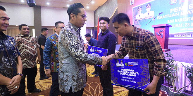 Penyerahan bantuan pendidikan untuk mahasiswa di Medan oleh Wali Kota Rico Waas