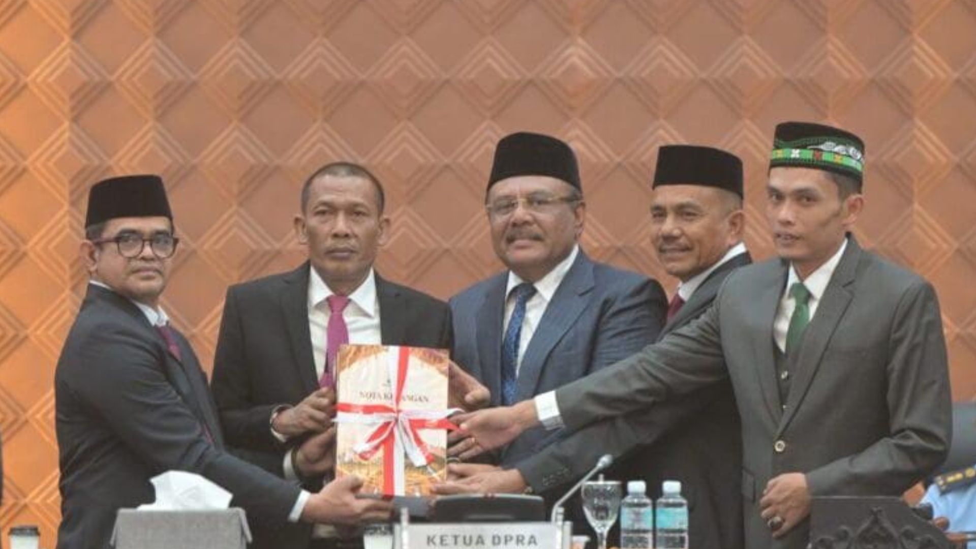 Penyerahan Nota Keuangan APBA Aceh 2027 di rapat paripurna DPRA