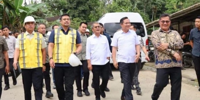 Gubernur Bobby Nasution dan Bupati Nias Selatan meninjau turap di Desa Honogoa