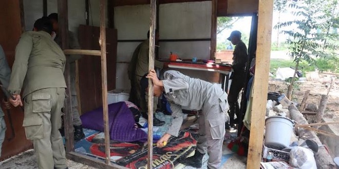 Petugas membongkar kanopi dan lapak di pintu masuk Bandara SIM, Aceh Besar