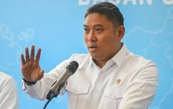 Penyajian makanan MBG prasmanan di ruang kelas dengan siswa melayani