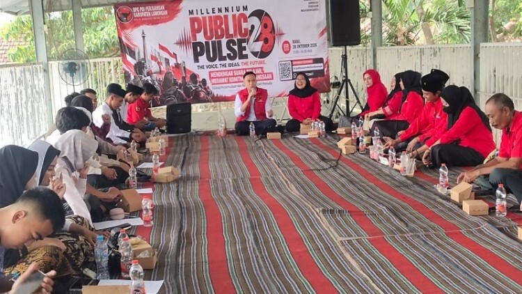 Peserta Millenium Public Pulse 28 bersama Wakil Bupati Dirham saat dialog di Kedai Mega Tlogobandung, Lamongan