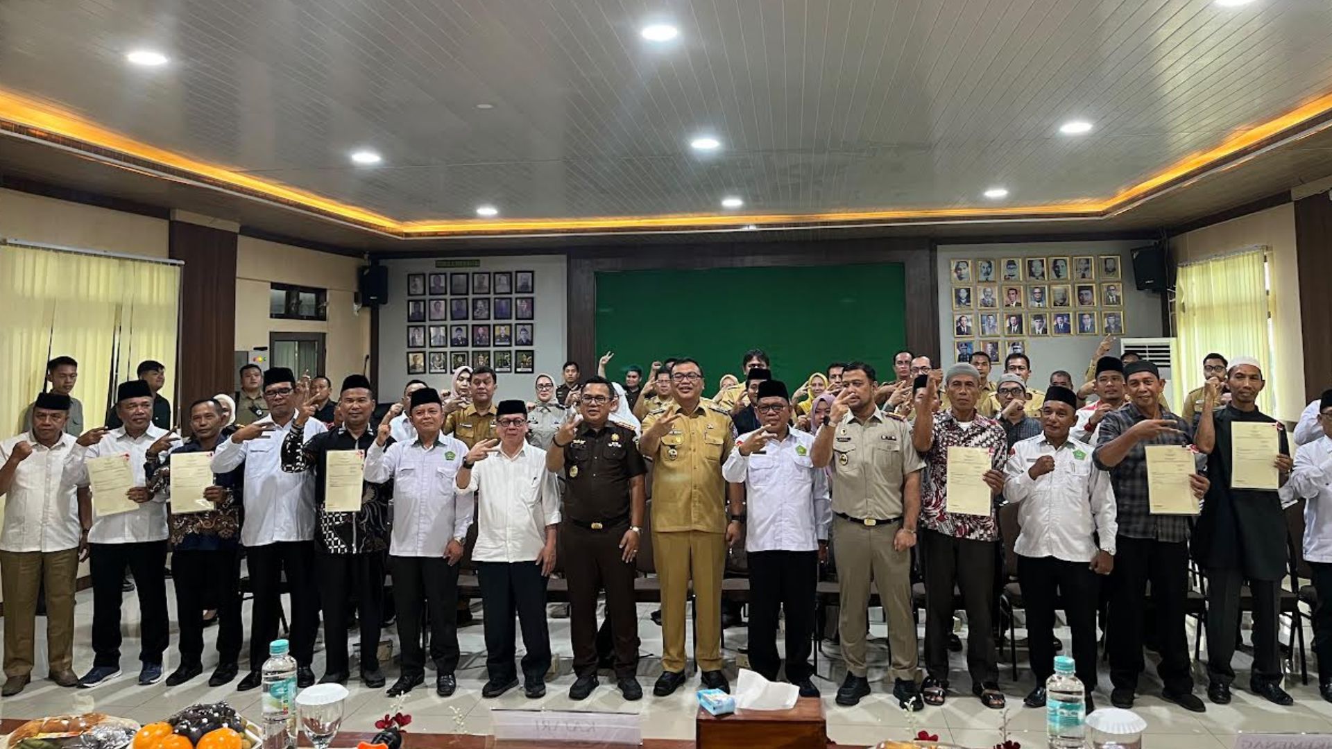 Pejabat Deliserdang saat penyerahan sertifikat tanah wakaf secara simbolis
