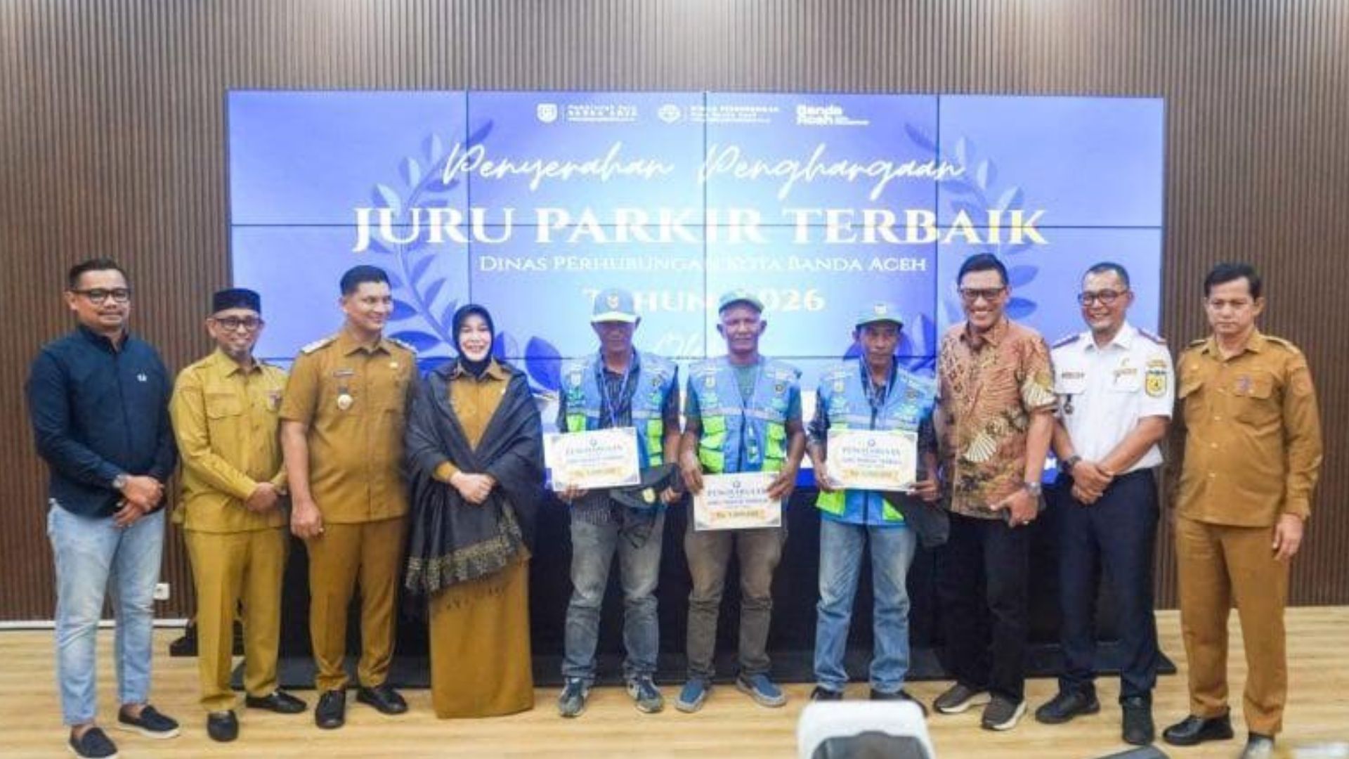 Wali Kota Illiza menyerahkan penghargaan dan rompi kepada juru parkir di Banda Aceh