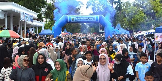 Ribuan warga berkumpul di Lapangan Merdeka Langsa saat Jalan Sehat Semangat Juara