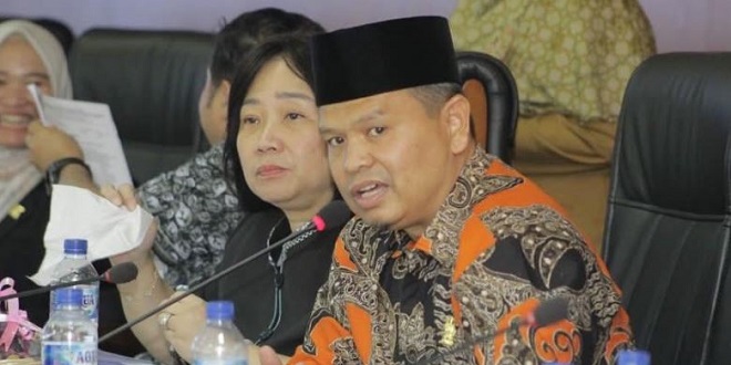 Guru honorer mengajar di kelas sekolah negeri di Medan