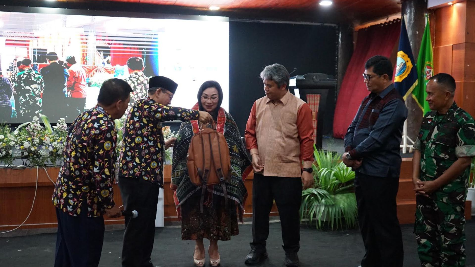 Foto bersama Pemkab Taput, MPK Indonesia, dan peserta Rakernas V di Sopo Partungkoan Tarutung