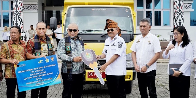 Serah terima dump truk PTPN IV kepada Pemkab Simalungun di Pamatangraya