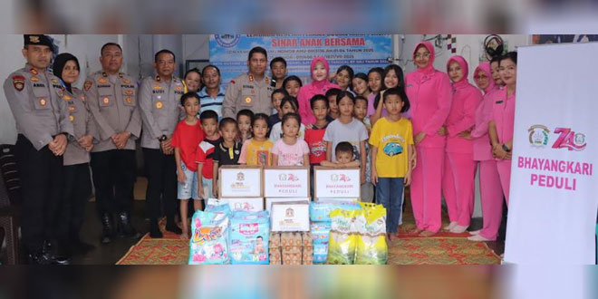 Kapolres dan Bhayangkari mengunjungi panti asuhan dan rumah yatim saat baksos HKGB ke-74
